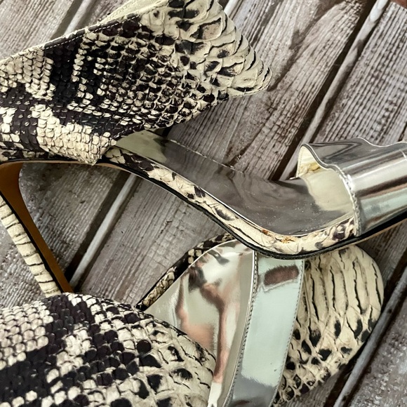 Stuart Weitzman, snake skin and silver, size 9 - Picture 2 of 5